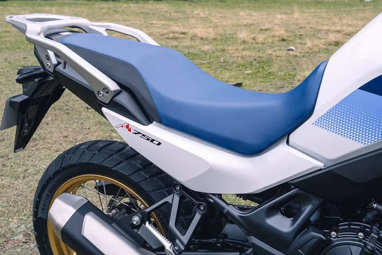 Tiếp đó là phuộc trước USD mang thương hiệu Showa SFF-CATM (Separate Function Fork-Cartridge) 43 mm với hành trình 200 mm và có thể chỉnh độ nén sẵn của lò xo theo trọng lượng. Đằng sau là giảm xóc Showa tùy chỉnh theo tải với hành trình 190 mm và đi kèm bình dầu. Giảm xóc kết nối với tay đòn thông qua hệ thống Pro-Link.