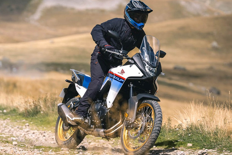 Riêng dàn áo của xe vẫn được thiết kế với cảm hứng từ Honda Transalp đời đầu. Dàn áo này sở hữu thiết kế cân bằng giữa hiệu suất khí động lực học và khả năng cản gió. Trong khi đó, kính chắn gió của xe được tối ưu hóa khả năng cản gió và tầm nhìn đồng thời giảm sự nhiễu loạn không khí.