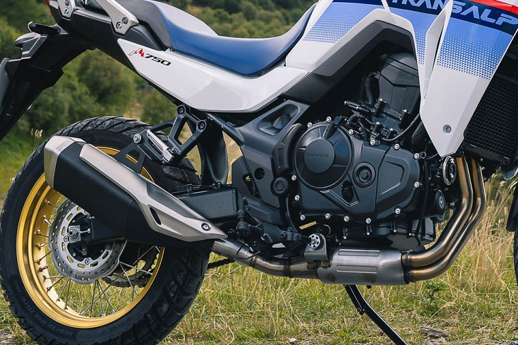 Mẫu môtô này là sự kết hợp giữa động cơ hiệu suất cao, thiết kế hoàn toàn mới và những trang bị hiện đại, đáp ứng nhu cầu của người dùng hiện nay. Cụ thể, "trái tim" của xe môtô Honda XL750 Transalp 2023 là động cơ xi-lanh đôi song song, dung tích 755cc hoàn toàn mới, dùng chung với CB750 Hornet.