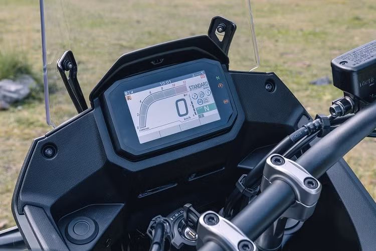 Việc quay đầu xe cũng khá dễ dàng vì Honda XL750 Transalp 2023 sở hữu góc đánh lái 42 độ và bán kính vòng quay tối thiểu 2,6 m. Trong khi đó, yên của xe khá thấp đối với một mẫu xe adventure vì có chiều cao chỉ 851 mm. Nếu muốn, khách hàng có thể mua thêm phụ kiện hạ thấp yên xuống còn 820 mm.