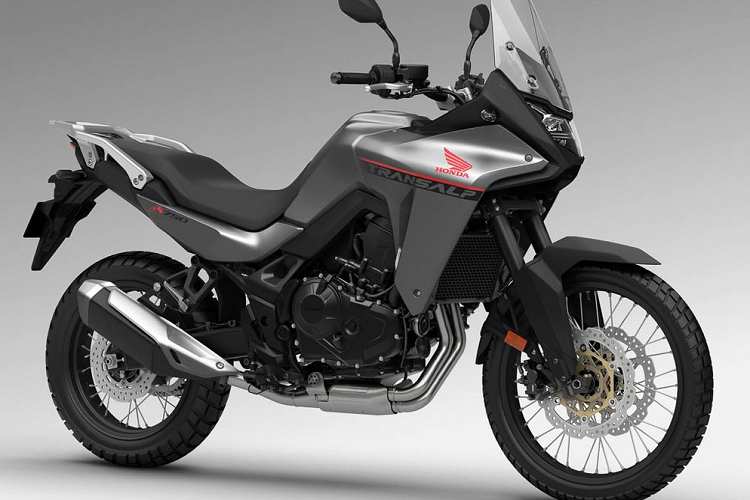 Khách hàng có thể mua thêm kính chắn gió cao hơn và những phụ kiện cản gió bổ sung do hãng Honda cung cấp. Trước mặt người điều khiển là bảng đồng hồ kỹ thuật số với màn hình màu TFT 5 inch với nhiều chế độ hiển thị. Ngoài ra, màn hình này còn đóng vai trò giao diện cho hệ thống ra lệnh bằng giọng nói, hỗ trợ điện thoại thông minh Android của người điều khiển.