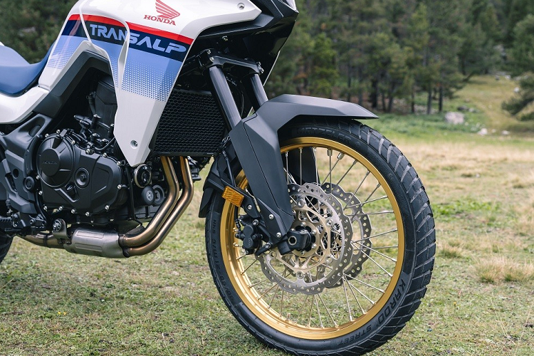 Động cơ với trục khuỷu 270 độ này tạo ra công suất tối đa 90,5 mã lực tại tua máy 9.500 vòng/phút và mô-men xoắn cực đại 55,2 lb-ft tại tua máy 7.250 vòng/phút.Động cơ kết hợp với hệ thống điều khiển bướm ga điện tử Throttle By Wire (TBW), mang đến 4 chế độ lái (Sport, Standard, Rain, Gravel) và bộ ly hợp chống trượt. Ngoài ra, động cơ này còn có thiết kế nhỏ gọn và trọng lượng thấp.