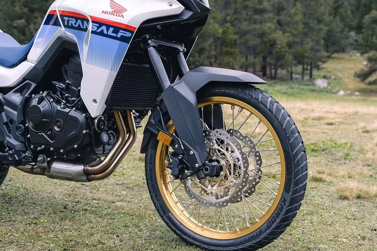 Động cơ với trục khuỷu 270 độ này tạo ra công suất tối đa 90,5 mã lực tại tua máy 9.500 vòng/phút và mô-men xoắn cực đại 55,2 lb-ft tại tua máy 7.250 vòng/phút.Động cơ kết hợp với hệ thống điều khiển bướm ga điện tử Throttle By Wire (TBW), mang đến 4 chế độ lái (Sport, Standard, Rain, Gravel) và bộ ly hợp chống trượt. Ngoài ra, động cơ này còn có thiết kế nhỏ gọn và trọng lượng thấp.