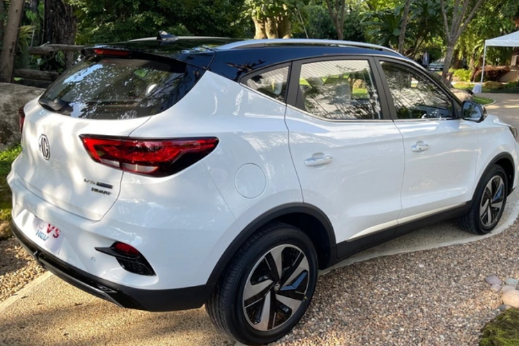 Xe được trang bị hệ thống chiếu sáng full-LED, với đèn pha trước LED projector tự động bật tắt. Đối với nội thất, khoang cabin của MG VS HEV được thiết kế theo phong cách trẻ trung, hiện đại tương tự trên "người anh em họ" Roewe Totoro.