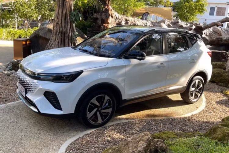 Đi kèm là hộp số vô cấp E-CVT. Xe có 3 chế độ lái gồm Eco, Comfort và Sport. Hiện giá xe MG VS HEV 2022 vẫn chưa được công bố.