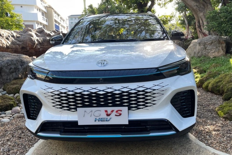 Các tính năng nổi bật bao gồm cụm màn hình kép trải dài trên bảng táp-lô với màn hình giải trí 12,3 inch và đồng hồ kỹ thuật số 12,3 inch, cửa sổ trời toàn cảnh, hệ thống sạc không dây chuẩn Qi, dàn âm thanh của Yamaha, ghế lái chỉnh định 6 hướng, điều hòa tự động.