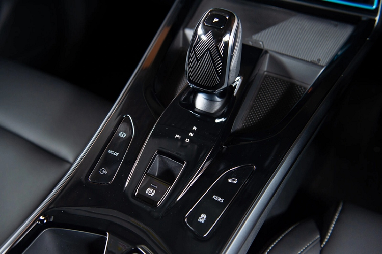 So với Kia Seltos, mẫu xe SUV MG VS HEV ngắn hơn 30 mm, rộng hơn 10 mm và cao hơn 19 mm, trục cơ sở dài hơn 15 mm.