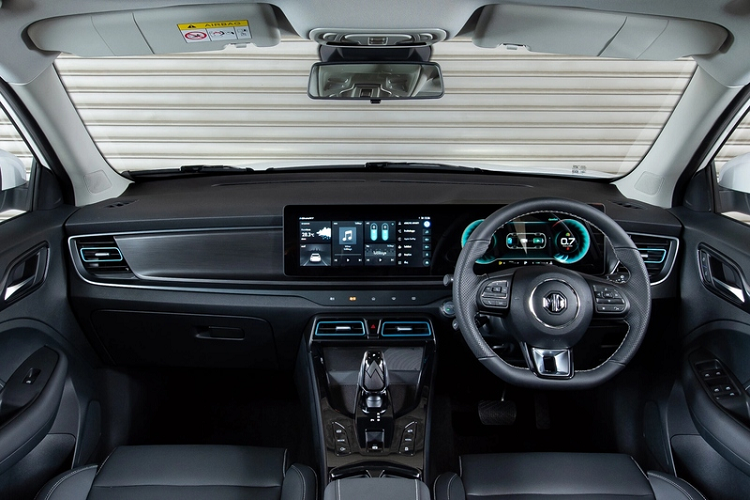 MG VS HEV là mẫu SUV hybrid đầu tiên của thương hiệu Trung Quốc, xe dùng động cơ xăng VTi-TECH 1.5L 4 xi-lanh, kết hợp cùng một mô-tơ điện, cho công suất cực đại 177 mã lực và mô-men xoắn 350 Nm.