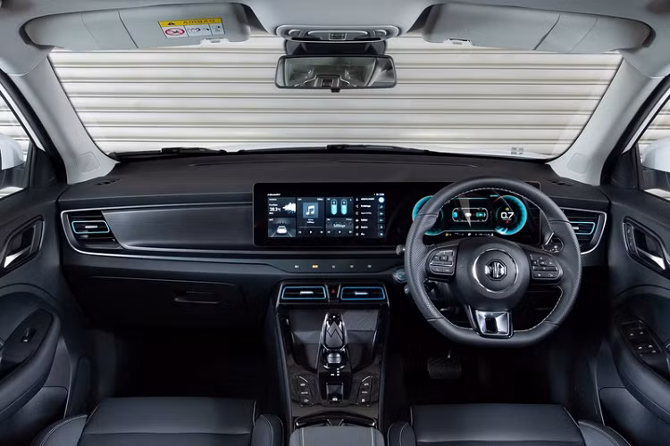 MG VS HEV là mẫu SUV hybrid đầu tiên của thương hiệu Trung Quốc, xe dùng động cơ xăng VTi-TECH 1.5L 4 xi-lanh, kết hợp cùng một mô-tơ điện, cho công suất cực đại 177 mã lực và mô-men xoắn 350 Nm.