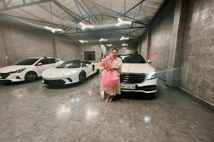 Trở lại với chiếc McLaren GT, hiện xe đang được gắn biển kiểm soát 65A-33.666 rất đẹp. Ba số 6 cuối của biển được gọi là tam hoa 6, mang ý nghĩa của sự may mắn, tài lộc, tượng trưng cho tiền tài.