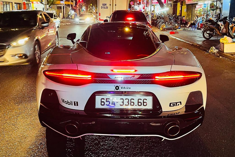  Giá xe McLaren GT này hiện vẫn chưa được tiết lộ, nhưng dự đoán sẽ trên dưới 23 tỷ đồng. Tại Mỹ, McLaren GT có giá bán khởi điểm từ 210.000 USD (khoảng 4,84 tỷ đồng), trong khi giá bán quy đổi ở Singapore là 13,2 tỷ đồng.