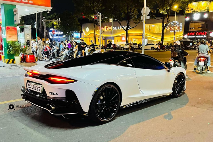 Siêu xe McLaren GT được đưa về nước cách đây 1 năm bởi một doanh nghiệp nhập khẩu xe tư nhân có tiếng ở miền Nam. Chủ nhân của chiếc xe cực phẩm này là một hot girl 9x ở Cần Thơ. Cô từng gây xôn xao khi cùng lúc mua McLaren GT và chiếc Hyundai Accent "bình dân”. Chỉ sau đó vài ngày, nữ đại gia tiếp tục được nhận bàn giao chiếc Mercedes-Benz S 450 L Luxury khiến cộng đồng mạng lại được một phen trầm trồ.