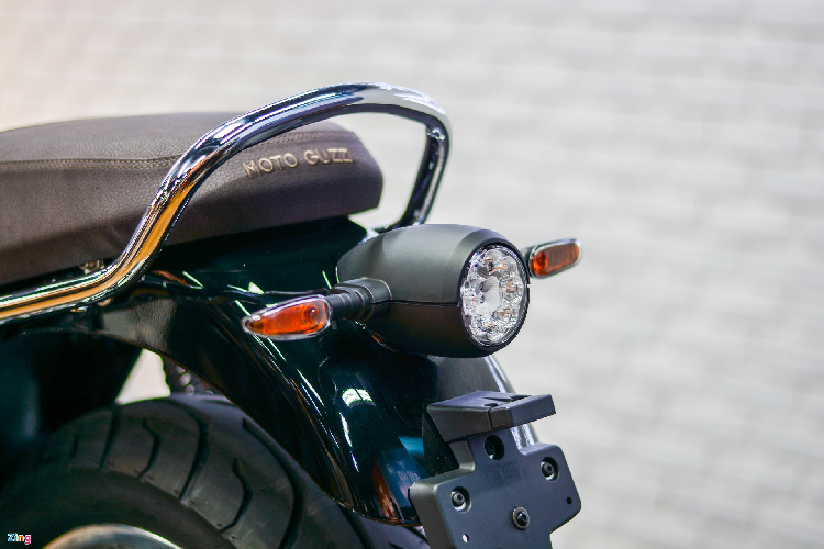 Giá xe Moto Guzzi V7 bán ra chính hãng từ 385 triệu đồng cho phiên bản Stone và 405 triệu đồng cho bản Special. Tại Việt Nam, Moto Guzzi V7 sẽ cạnh tranh với bộ đôi Triumph Street Twin (349 triệu đồng) và Street Scrambler (399 triệu đồng).