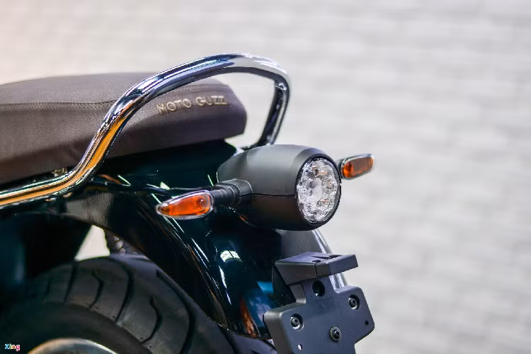 Giá xe Moto Guzzi V7 bán ra chính hãng từ 385 triệu đồng cho phiên bản Stone và 405 triệu đồng cho bản Special. Tại Việt Nam, Moto Guzzi V7 sẽ cạnh tranh với bộ đôi Triumph Street Twin (349 triệu đồng) và Street Scrambler (399 triệu đồng).