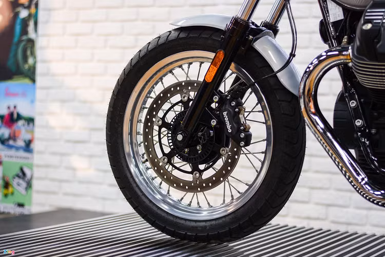 Thiết kế cổ điển của Moto Guzzi thể hiện rõ trên V7 với chóa đèn dạng tròn cùng bóng halogen, tuy nhiên đèn báo rẽ và đèn hậu được trang bị công nghệ LED.