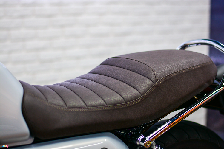 Động cơ trên Moto Guzzi V7 là động cơ dung tích 853 cc, 2 xy-lanh. Khối động cơ này có khả năng tạo ra công suất 65 mã lực tại 6.800 vòng/phút, mô-men xoắn cực đại 73 Nm tại 5.000 vòng/phút. Xe được trang bị hộp số 6 cấp. Công nghệ an toàn trên mẫu xe này chỉ có phanh ABS 2 kênh và kiểm soát lực kéo MGCT.