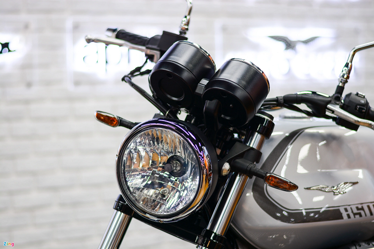 Cụm đồng hồ tốc độ được làm đối xứng và đơn giản. Chìa khóa trên xe là loại cơ tích hợp chức năng khóa cổ.