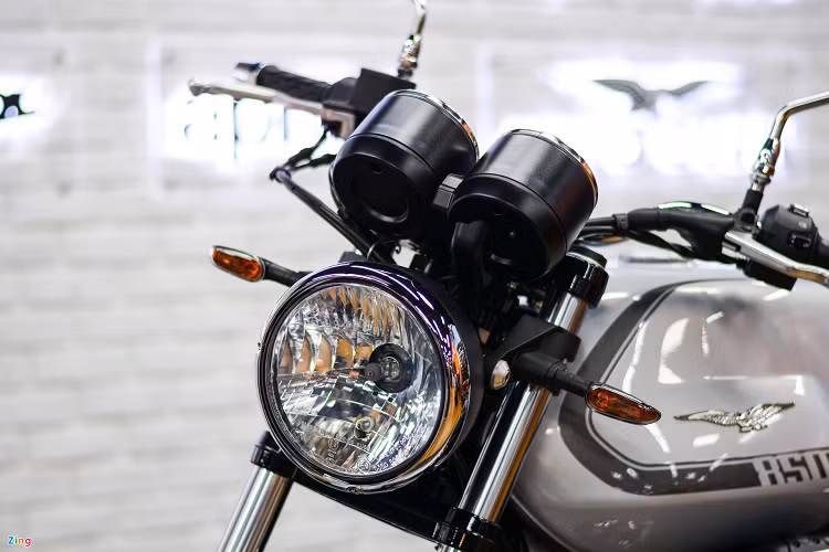 Cụm đồng hồ tốc độ được làm đối xứng và đơn giản. Chìa khóa trên xe là loại cơ tích hợp chức năng khóa cổ.