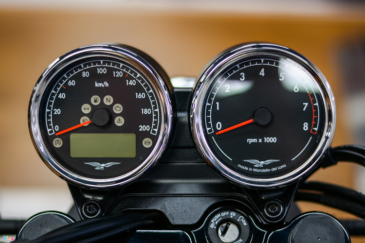 Bình xăng trên V7 nổi bật với logo đại bàng Moto Guzzi. Với thiết kế vuông vức và dài, dung tích bình nhiên liệu của mẫu xe này đạt mức 21 lít.