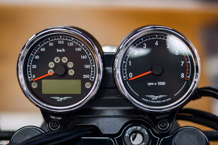 Bình xăng trên V7 nổi bật với logo đại bàng Moto Guzzi. Với thiết kế vuông vức và dài, dung tích bình nhiên liệu của mẫu xe này đạt mức 21 lít.