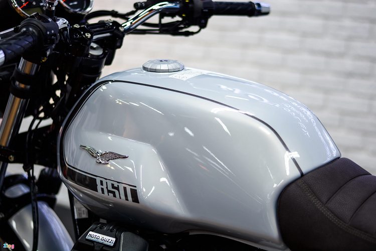 Yên xe trên phiên bản Special là loại da nâu cổ điển, trong khi đó bản Stone chỉ được lắp yên màu đen. Ngoài ra, V7 Special có thêm tay dắt sau với lớp phủ màu chrome tạo điểm nhấn.