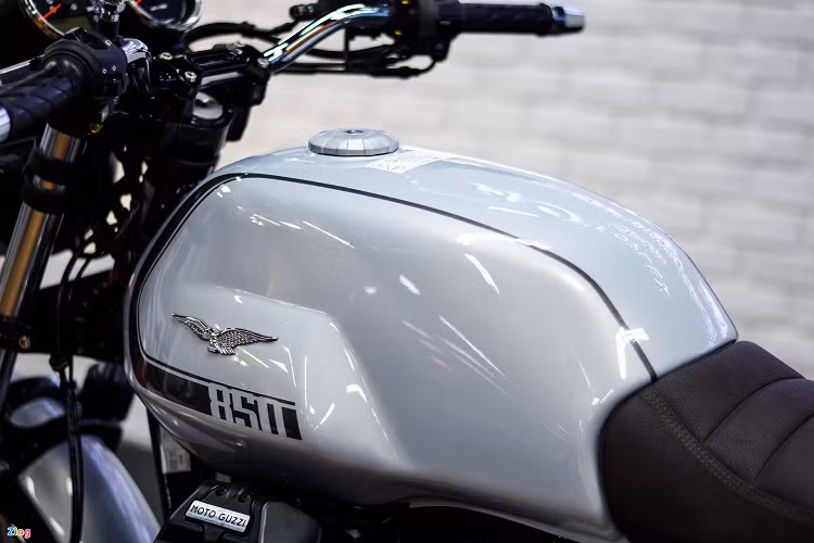 Yên xe trên phiên bản Special là loại da nâu cổ điển, trong khi đó bản Stone chỉ được lắp yên màu đen. Ngoài ra, V7 Special có thêm tay dắt sau với lớp phủ màu chrome tạo điểm nhấn.