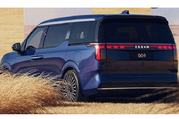 Các điểm nhấn nổi bật gồm lưới tản nhiệt cỡ lớn mạ sáng bóng phía trước đầu xe, đèn chiếu sáng ban ngày DRL vuốt mỏng và đèn hậu LED toàn chiều rộng. Ngoài ra,mẫu xe MPV điện Zeekr 009 còn sử dụng cửa sau dạng trượt thường thấy trên những chiếc Minivan, đi kèm là la-zăng hợp kim 20 inch.