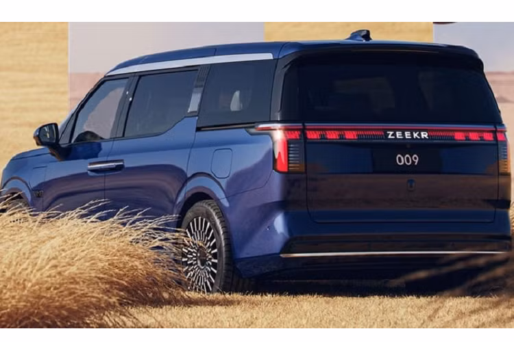 Các điểm nhấn nổi bật gồm lưới tản nhiệt cỡ lớn mạ sáng bóng phía trước đầu xe, đèn chiếu sáng ban ngày DRL vuốt mỏng và đèn hậu LED toàn chiều rộng. Ngoài ra,mẫu xe MPV điện Zeekr 009 còn sử dụng cửa sau dạng trượt thường thấy trên những chiếc Minivan, đi kèm là la-zăng hợp kim 20 inch.