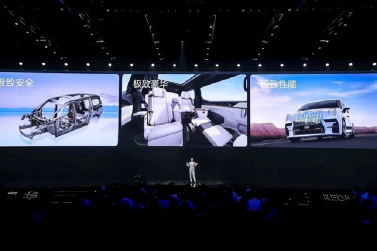 Hãng xe Trung Quốc đã hợp tác với công ty chuyên về tự hành Mobileye trang bị hệ thống an toàn chủ động 30 ADAS. Phần cứng của hệ thống này bao gồm 7 camera, 4 camera quan sát toàn cảnh, 12 radar siêu âm tầm gần và 1 radar tầm xa quét liên tục xung quanh.