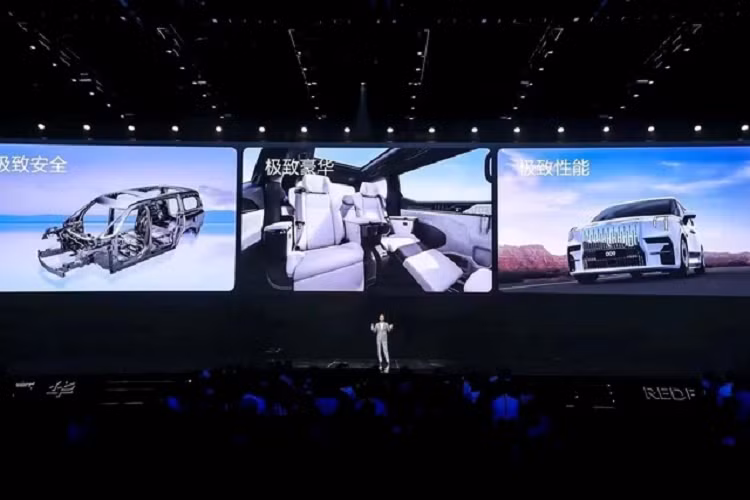 Hãng xe Trung Quốc đã hợp tác với công ty chuyên về tự hành Mobileye trang bị hệ thống an toàn chủ động 30 ADAS. Phần cứng của hệ thống này bao gồm 7 camera, 4 camera quan sát toàn cảnh, 12 radar siêu âm tầm gần và 1 radar tầm xa quét liên tục xung quanh.