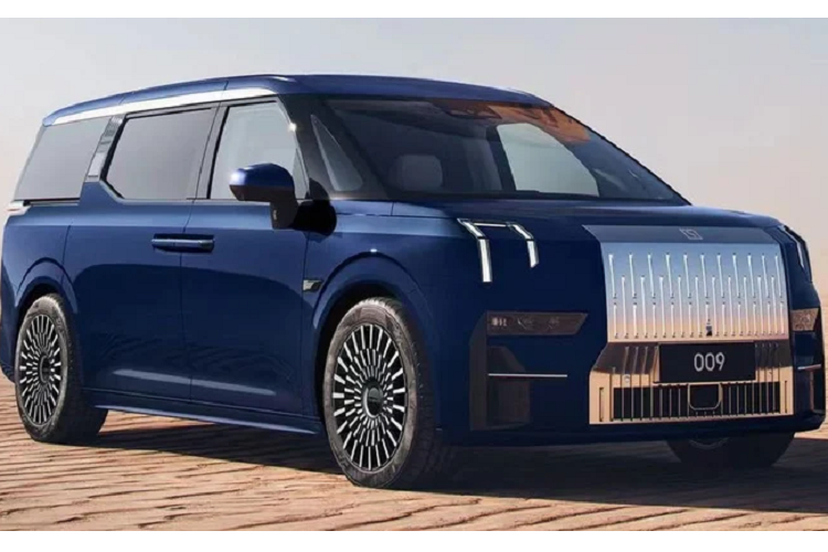 Hãng xe Trung Quốc từng hé lộ ảnh ngoại thất Zeekr 009 2023 mới vào tháng 8/2022, và công bố ảnh nội thất ngay sau đó vào tháng 10/2022. Mẫu MPV thuần điện được thiết kế tại trung tâm thiết kế của Zeekr tại Gothenburf, Thụy Điển, dưới sự hướng dẫn của cựu thiết kế Audi Stefan Sielaff.