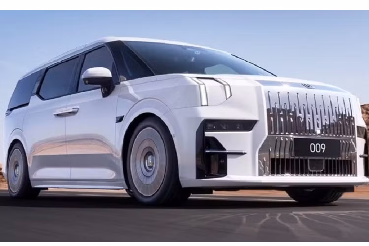 Mẫu Minivan cỡ lớn chạy điện của Zeekr được trang bị động cơ điện mô-tơ kép, dẫn động AWD cho công suất lên đến 536 mã lực. Động cơ này giúp Zeekr 009 tăng tốc từ 0 – 100 km/h chỉ mất 4,5 giây. Đây cũng là thông số giúp 009 trở thành mẫu Minivan nhanh nhất thế giới ở thời điểm hiện tại.