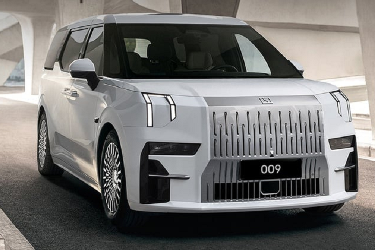 Điểm quan trọng hơn là khả năng vận hành trong phạm vi khá xa chỉ với một lần sạc của Zeekr 009. Mẫu xe này được trang bị bộ pin Qilin được CATL cung cấp. Bộ pin lithium-niken-mangan-coban có công suất 140 kWh giúp xe có thể di chuyển lên đến 822 km chỉ với một lần sạc. Đây là thử nghiệm theo chu trình CLTP, chưa phải số liệu thử nghiệm theo WLTP và EPA.