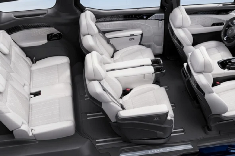 Các trang bị khác có thể kể ra như nội thất bọc da Nappa, bàn gấp, hệ thống liên lạc nội bộ với micro tích hợp hàng ghế thứ 2 và 3, cửa sổ trời toàn cảnh panorama, cửa trượt điều khiển bằng cảm ứng tích hợp tay nắm, hệ thống âm thanh lạ mắt giúp cho khoang lái trở nên sang trọng và thú vị.