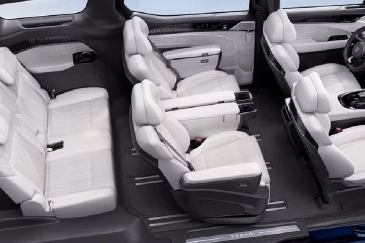 Các trang bị khác có thể kể ra như nội thất bọc da Nappa, bàn gấp, hệ thống liên lạc nội bộ với micro tích hợp hàng ghế thứ 2 và 3, cửa sổ trời toàn cảnh panorama, cửa trượt điều khiển bằng cảm ứng tích hợp tay nắm, hệ thống âm thanh lạ mắt giúp cho khoang lái trở nên sang trọng và thú vị.