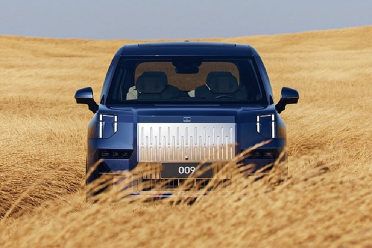 Tuy nhiên, con số 822 km/lần sạc vẫn là ấn tượng với một mẫu Minivan cỡ lớn, vượt qua khá nhiều mẫu xe sử dụng động cơ xăng cùng phân khúc ở thời điểm hiện tại. Giá xe Zeekr 009 2023 tại Trung Quốc có mức khởi điểm từ 499 – 588 ngàn nhân dân tệ (khoảng 1,71 – 2,01 tỷ đồng).