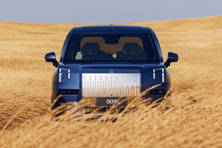 Tuy nhiên, con số 822 km/lần sạc vẫn là ấn tượng với một mẫu Minivan cỡ lớn, vượt qua khá nhiều mẫu xe sử dụng động cơ xăng cùng phân khúc ở thời điểm hiện tại. Giá xe Zeekr 009 2023 tại Trung Quốc có mức khởi điểm từ 499 – 588 ngàn nhân dân tệ (khoảng 1,71 – 2,01 tỷ đồng).