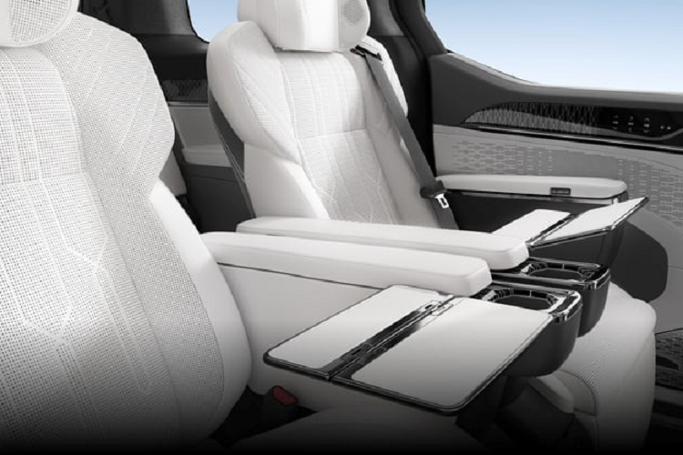 Nội thất Zeekr 009 có cấu trúc 6 chỗ ngồi và 3 hàng ghế. Bảng táp lô đậm dấu ấn công nghệ với bộ đôi màn hình thông tin giải trí cỡ lớn ở trung tâm và đồng hồ lái kỹ thuật số. Phía trên trần còn có một màn hình gập kích thước 15,6 inch dưới dạng tùy chọn nâng cấp.