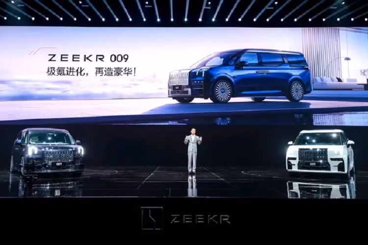 Zeekr 009 được phát triển dựa trên phiên bản kéo dài của cấu trúc SEA (Sustrainable Experience Architecture), từng sử dụng trên Zeekr 001 và nhiều mẫu xe khác của Geely, cũng như Lotus. Zeekr công bố 009 có thể chịu được lực cứng xoắn lên đến 36.450 Nm/deg, mức cao nhất trong phân khúc.