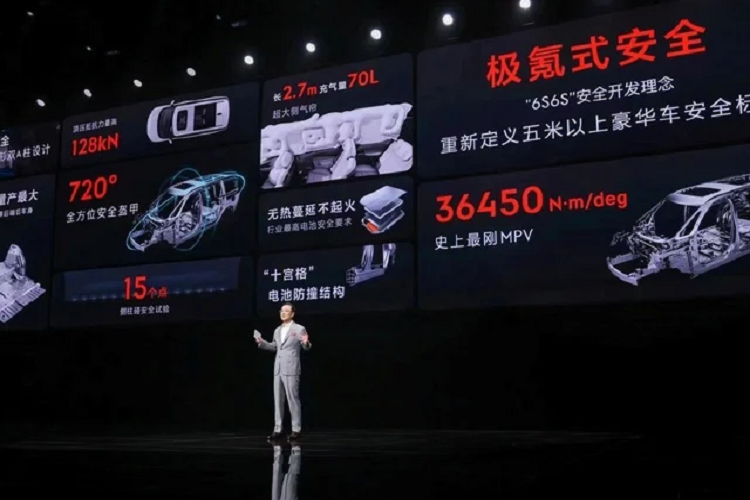 Zeekr 009 còn được trang bị tùy chọn hệ thống treo khí nén với công nghệ giảm rung điện tử và tự cân bằng, nhằm mang đến chuyến đi thoải mái hơn. Ngoài ra, tính năng này còn có chức năng tự động hạ thấp gầm xe giúp người dùng ra vào dễ dàng hơn. Các trang bị và công nghệ an toàn mới nhất cũng được trang bị cho Zeekr 009.