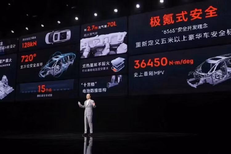 Zeekr 009 còn được trang bị tùy chọn hệ thống treo khí nén với công nghệ giảm rung điện tử và tự cân bằng, nhằm mang đến chuyến đi thoải mái hơn. Ngoài ra, tính năng này còn có chức năng tự động hạ thấp gầm xe giúp người dùng ra vào dễ dàng hơn. Các trang bị và công nghệ an toàn mới nhất cũng được trang bị cho Zeekr 009.