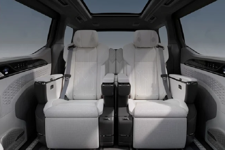 Kích thước đồ sộ cũng chính là điểm đặc trưng của những chiếc Minivan cỡ lớn và Zeekr 009 cũng không ngoại lệ. Xe có kích thước tổng thể DxRxC lần lượt là 5.209 x 2.024 x 1.867 (mm). Chiều dài cơ sở lên đến 3.205 mm. Với kích thước to lớn, Zeekr 009 cũng có khối lượng không tải khá năng với 2.830 kg.