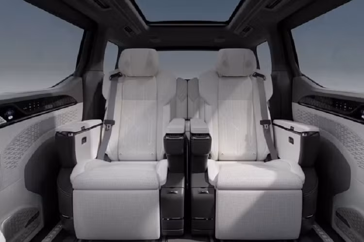 Kích thước đồ sộ cũng chính là điểm đặc trưng của những chiếc Minivan cỡ lớn và Zeekr 009 cũng không ngoại lệ. Xe có kích thước tổng thể DxRxC lần lượt là 5.209 x 2.024 x 1.867 (mm). Chiều dài cơ sở lên đến 3.205 mm. Với kích thước to lớn, Zeekr 009 cũng có khối lượng không tải khá năng với 2.830 kg.