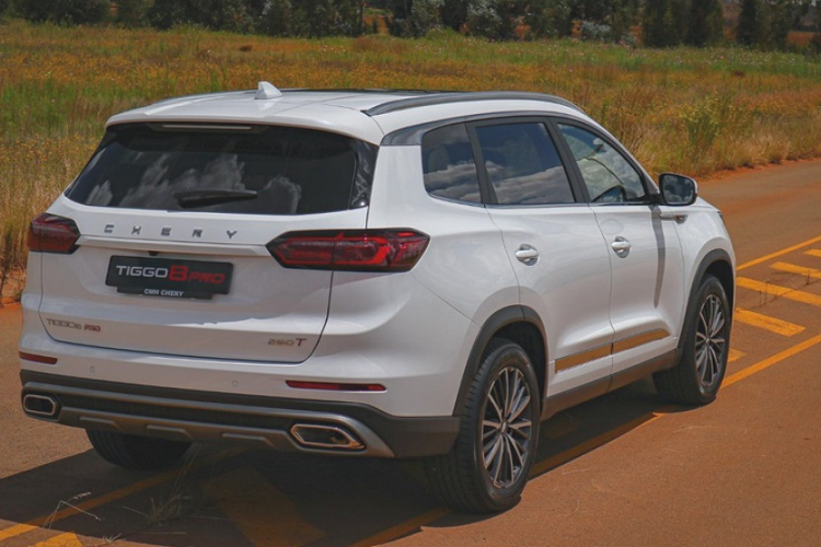 Công nghệ an toàn trên Chery Tiggo 8 Pro bao gồm 6 túi khí, kiểm soát lực kéo, hệ thống phanh ABS, EBD, BA; tính năng kiểm soát khoảng cách đỗ phía sau, camera 360, phanh tự động khẩn cấp, ga tự động thích ứng, cảnh báo chệch làn đường, cảnh báo điểm mù, đèn pha tự động…