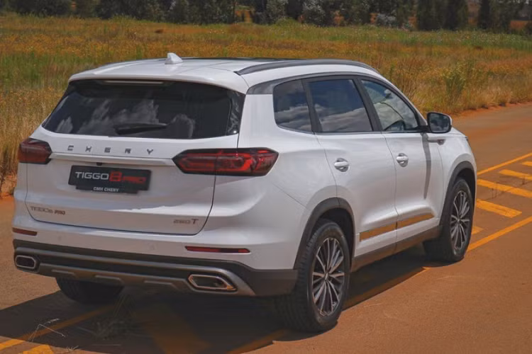 Công nghệ an toàn trên Chery Tiggo 8 Pro bao gồm 6 túi khí, kiểm soát lực kéo, hệ thống phanh ABS, EBD, BA; tính năng kiểm soát khoảng cách đỗ phía sau, camera 360, phanh tự động khẩn cấp, ga tự động thích ứng, cảnh báo chệch làn đường, cảnh báo điểm mù, đèn pha tự động…