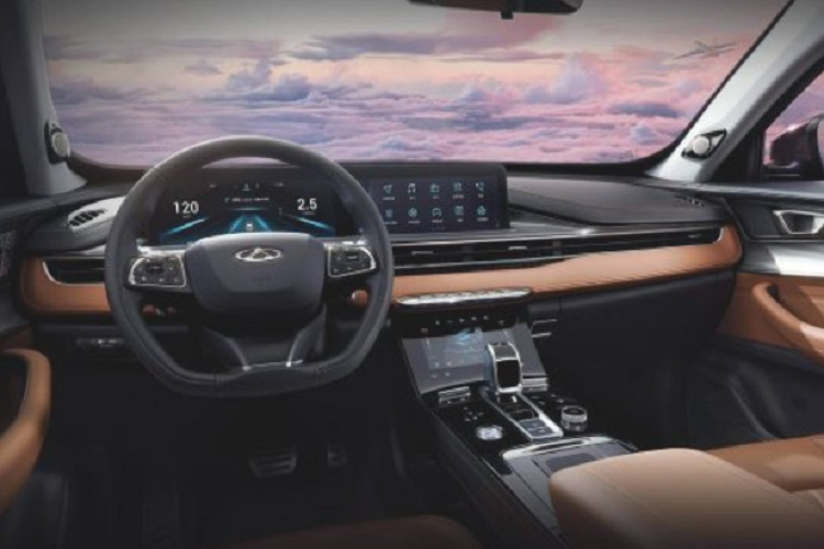 Công nghệ là lợi thế trên các mẫu ôtô Trung Quốc và Tiggo 8 Pro không ngoại lệ. Xe được trang bị tới 3 màn hình bao gồm bảng điều khiển điện tử phía sau vô-lăng cỡ 12,3 inch. Màn hình thứ hai 8 inch để điều khiển hệ thống điều hòa hai vùng độc lập với tính năng lọc N95. Màn hình giải trí 10,25 đặt nổi, hỗ trợ Apple CarPlay và Android Auto, dàn âm thanh 8 loa của Sony. Màu sắc nội thất chủ đạo của xe là đen và nâu.