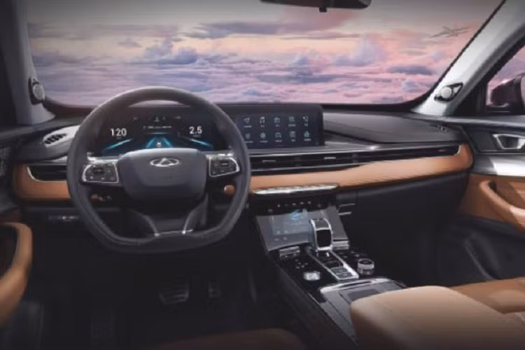 Công nghệ là lợi thế trên các mẫu ôtô Trung Quốc và Tiggo 8 Pro không ngoại lệ. Xe được trang bị tới 3 màn hình bao gồm bảng điều khiển điện tử phía sau vô-lăng cỡ 12,3 inch. Màn hình thứ hai 8 inch để điều khiển hệ thống điều hòa hai vùng độc lập với tính năng lọc N95. Màn hình giải trí 10,25 đặt nổi, hỗ trợ Apple CarPlay và Android Auto, dàn âm thanh 8 loa của Sony. Màu sắc nội thất chủ đạo của xe là đen và nâu.