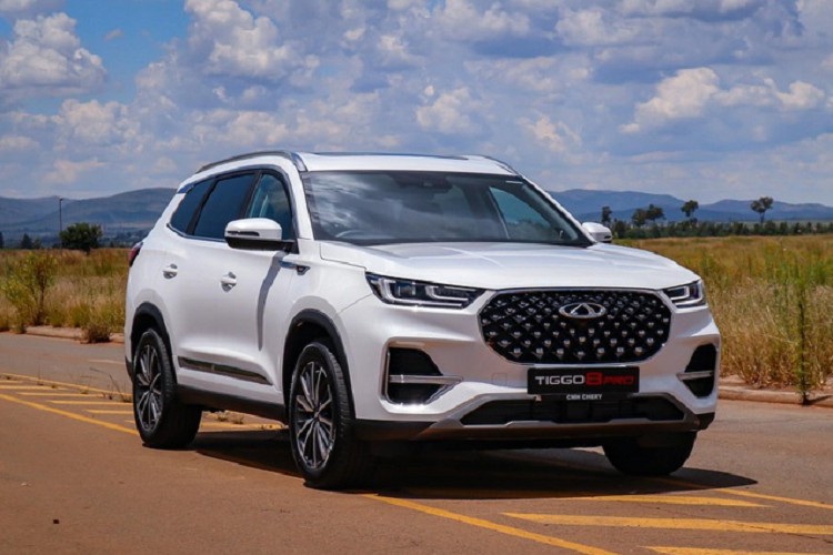 Được định vị là crossover cỡ trung nhưng “số đo” của Tiggo 8 Pro “lỡ cỡ” giữa Hyundai Tucson và Toyota Fortuner. Thông số dài x rộng x cao của xe lần lượt là 4.722 mm x 1.860 mm x 1.745 mm, chiều dài cơ sở là 2.710mm. Ngoại thất xe Chery Tiggo 8 Pro được đánh giá khá cao khi tổng thể xe sở hữu một hình dáng vô cùng vững chãi và bề thế, xen lẫn một chút thể thao đậm chất SUV.