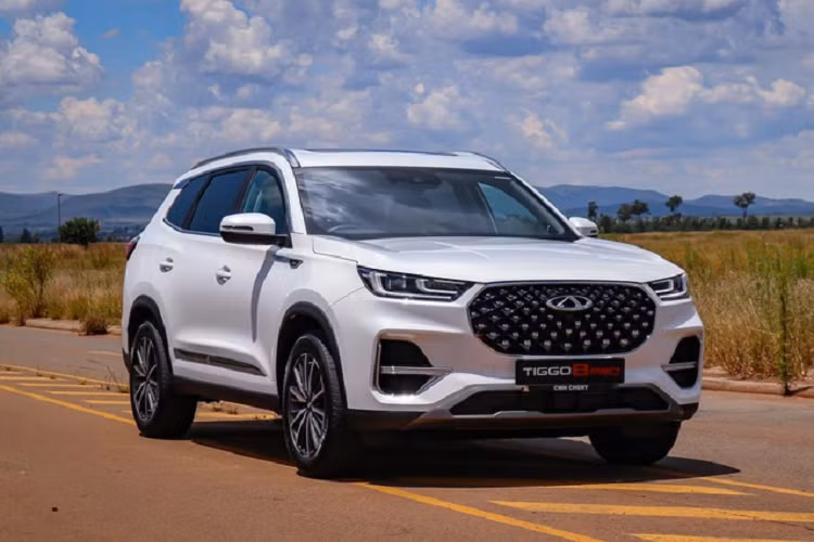 Được định vị là crossover cỡ trung nhưng “số đo” của Tiggo 8 Pro “lỡ cỡ” giữa Hyundai Tucson và Toyota Fortuner. Thông số dài x rộng x cao của xe lần lượt là 4.722 mm x 1.860 mm x 1.745 mm, chiều dài cơ sở là 2.710mm. Ngoại thất xe Chery Tiggo 8 Pro được đánh giá khá cao khi tổng thể xe sở hữu một hình dáng vô cùng vững chãi và bề thế, xen lẫn một chút thể thao đậm chất SUV.