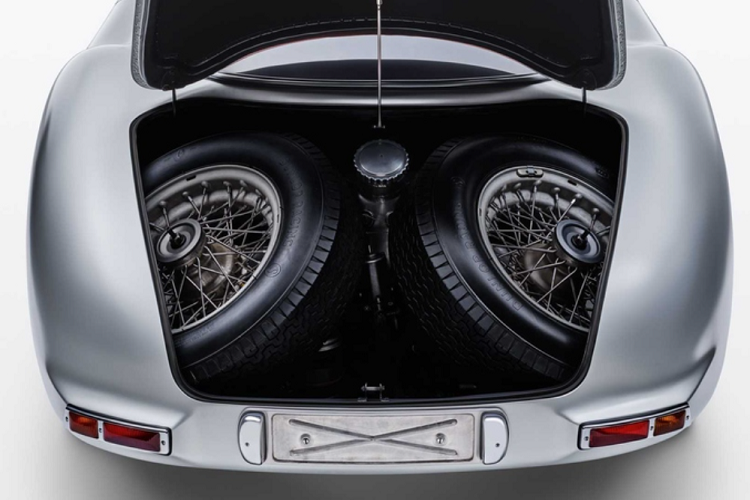 Chiếc Mercedes-Benz 300 SLR 1955 cực hiếm trong bài đã được bán trong một cuộc đấu giá kín chỉ có một số khách mời được tham dự tại Bảo tàng Mercedes-Benz ở Stuttgart vào ngày 5/5. Được biết, chiếc Uhlenhaut Coupe còn lại vẫn nằm trong bộ sưu tập của Bảo tàng.